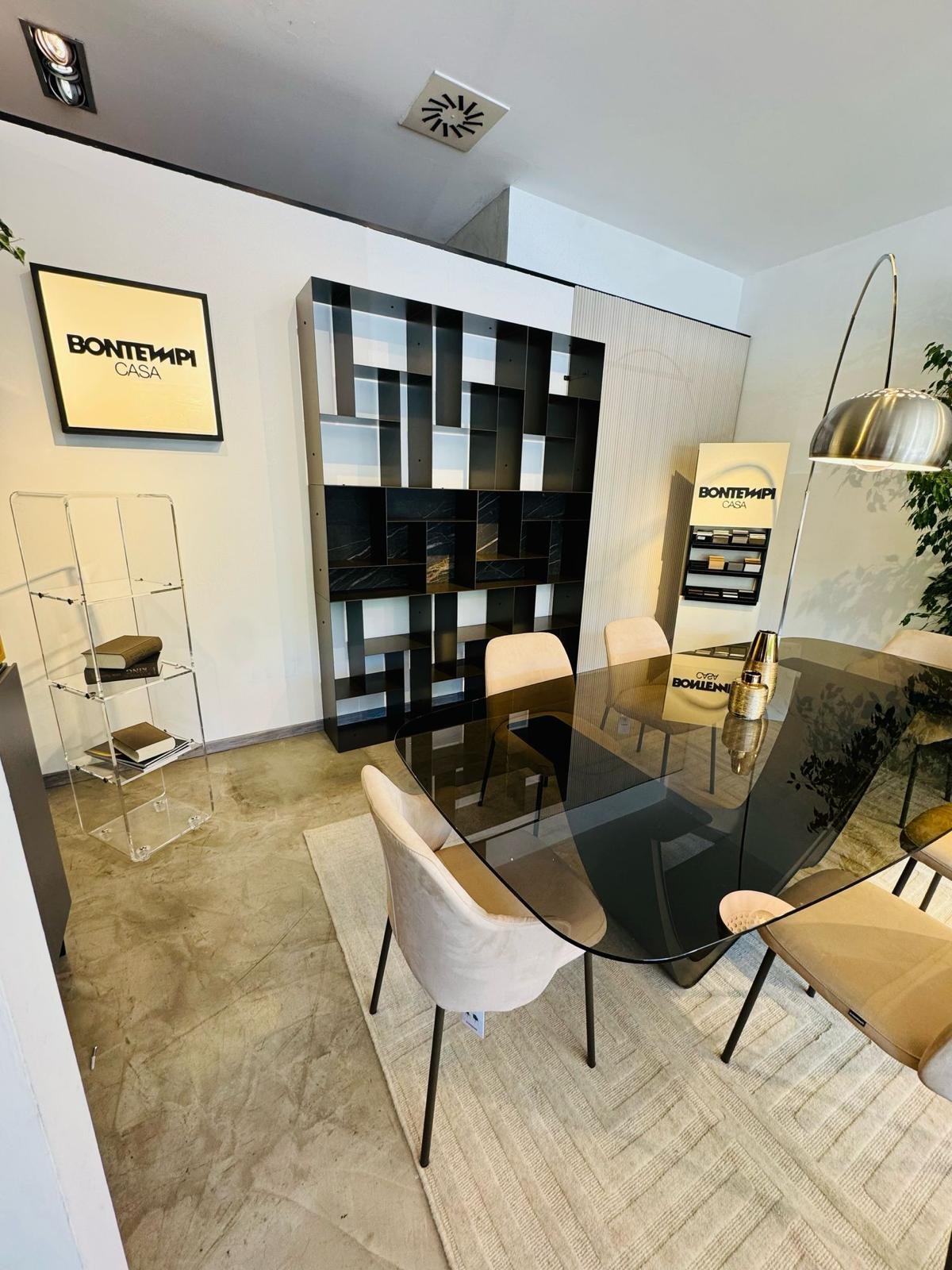 Showroom Home Design Roma - zona giorno con tavolo Bontempi Casa e sedie design
