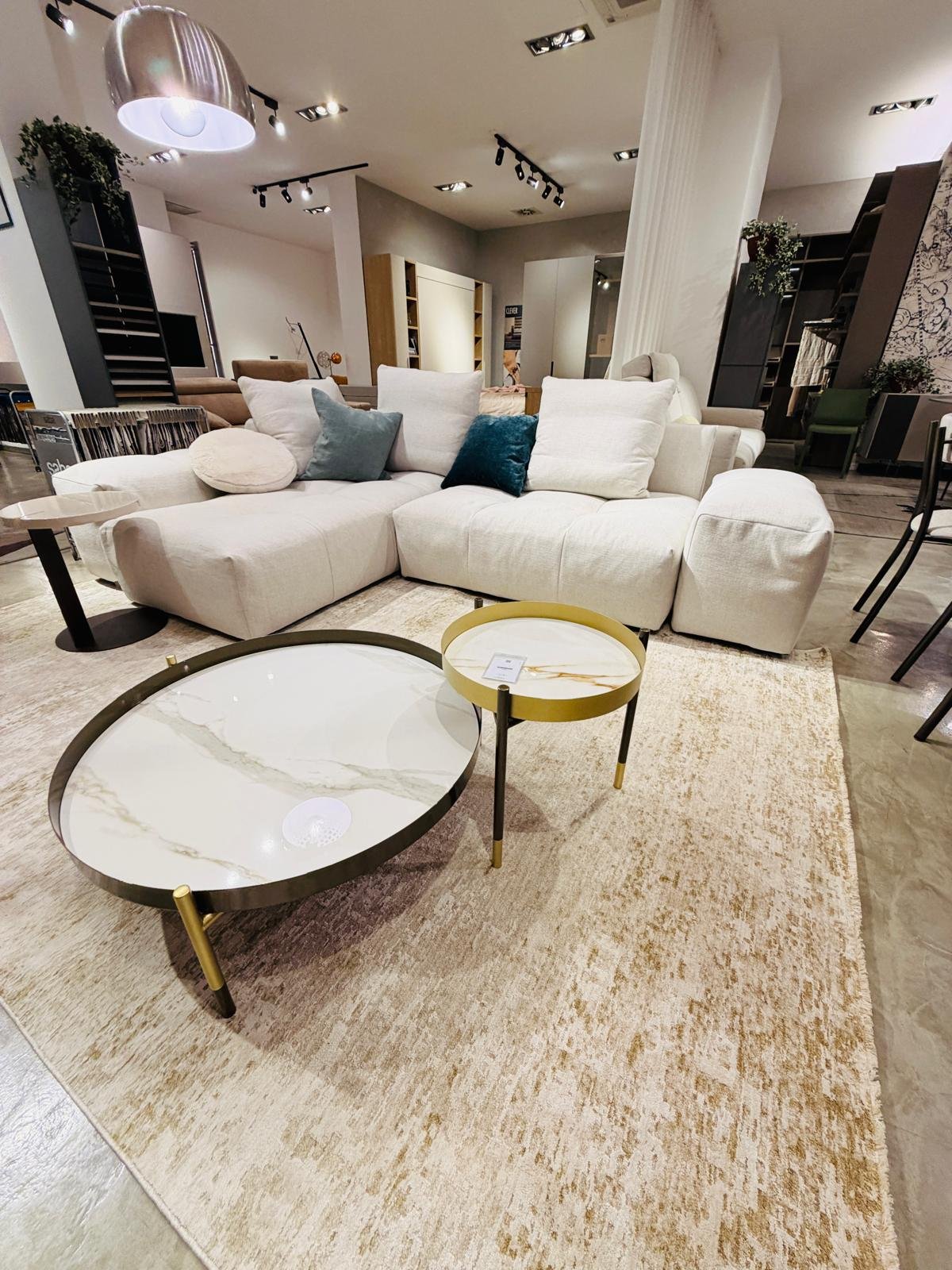 Showroom Home Design Roma - divano bianco con tavolini da salotto in ceramica