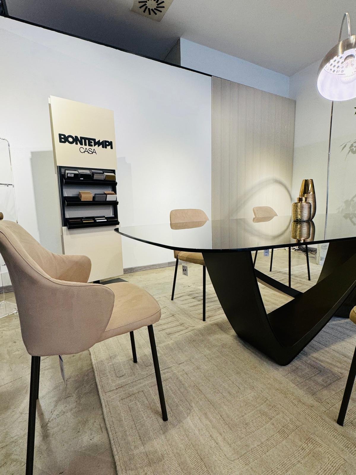 Showroom Home Design Roma - area living con divano angolare e tavolini tondi Bontempi