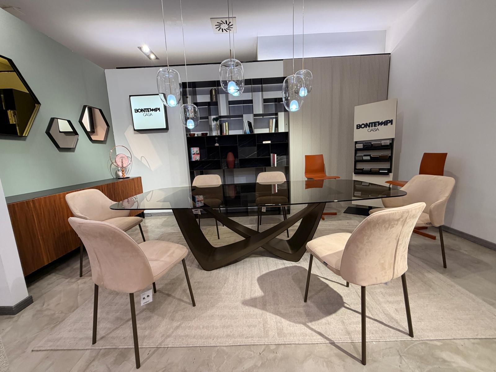Dettaglio tavolino da salotto rotondo in ceramica scura - showroom Home Design Roma
