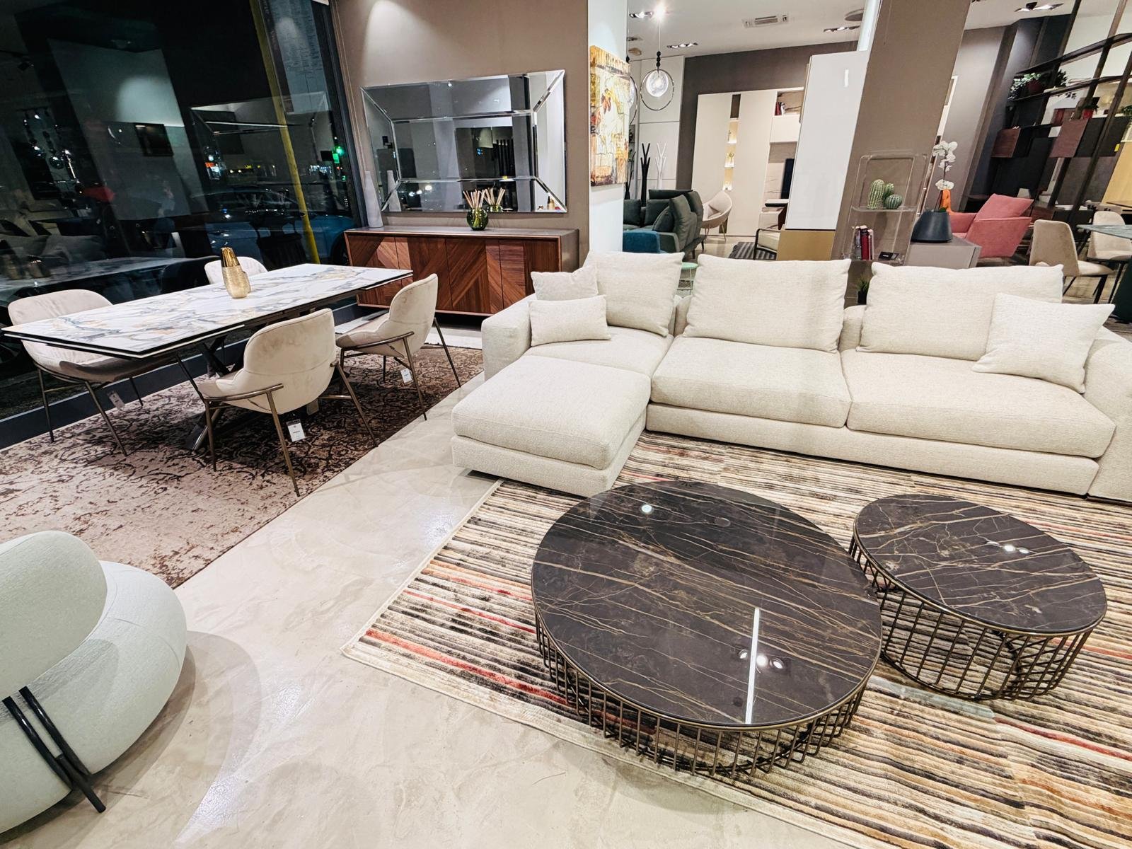 Showroom Home Design Roma - zona living con libreria e complementi Bontempi Casa