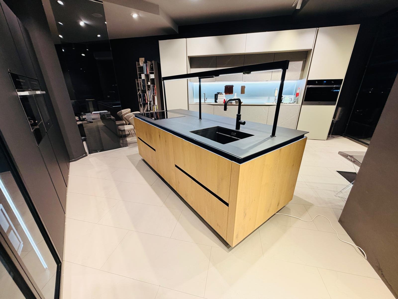 Cucina Snaidero Link con isola in rovere naturale — showroom Roma Nomentano