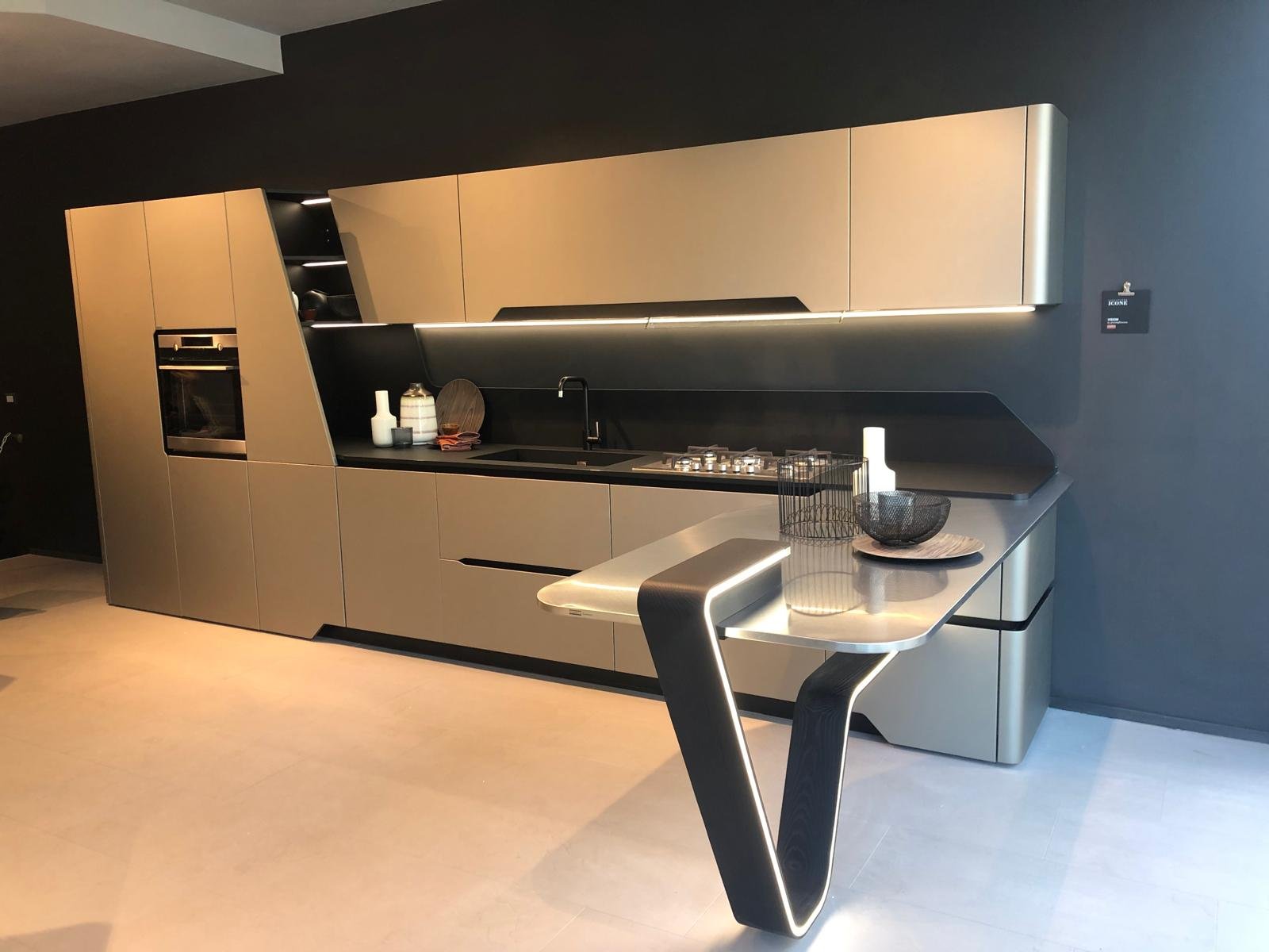 Cucina Snaidero Principio — design con penisola a LED, showroom Roma Nomentano