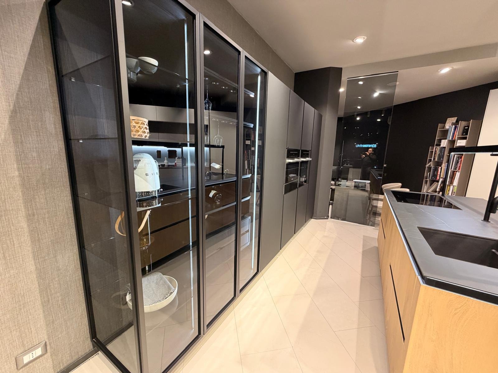 Cucina Snaidero Vision con colonne in vetro fumé — showroom Roma