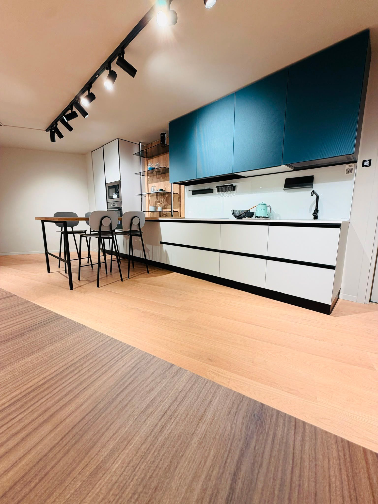 Cucina Arredo 3 Glass pensili blu petrolio showroom Roma