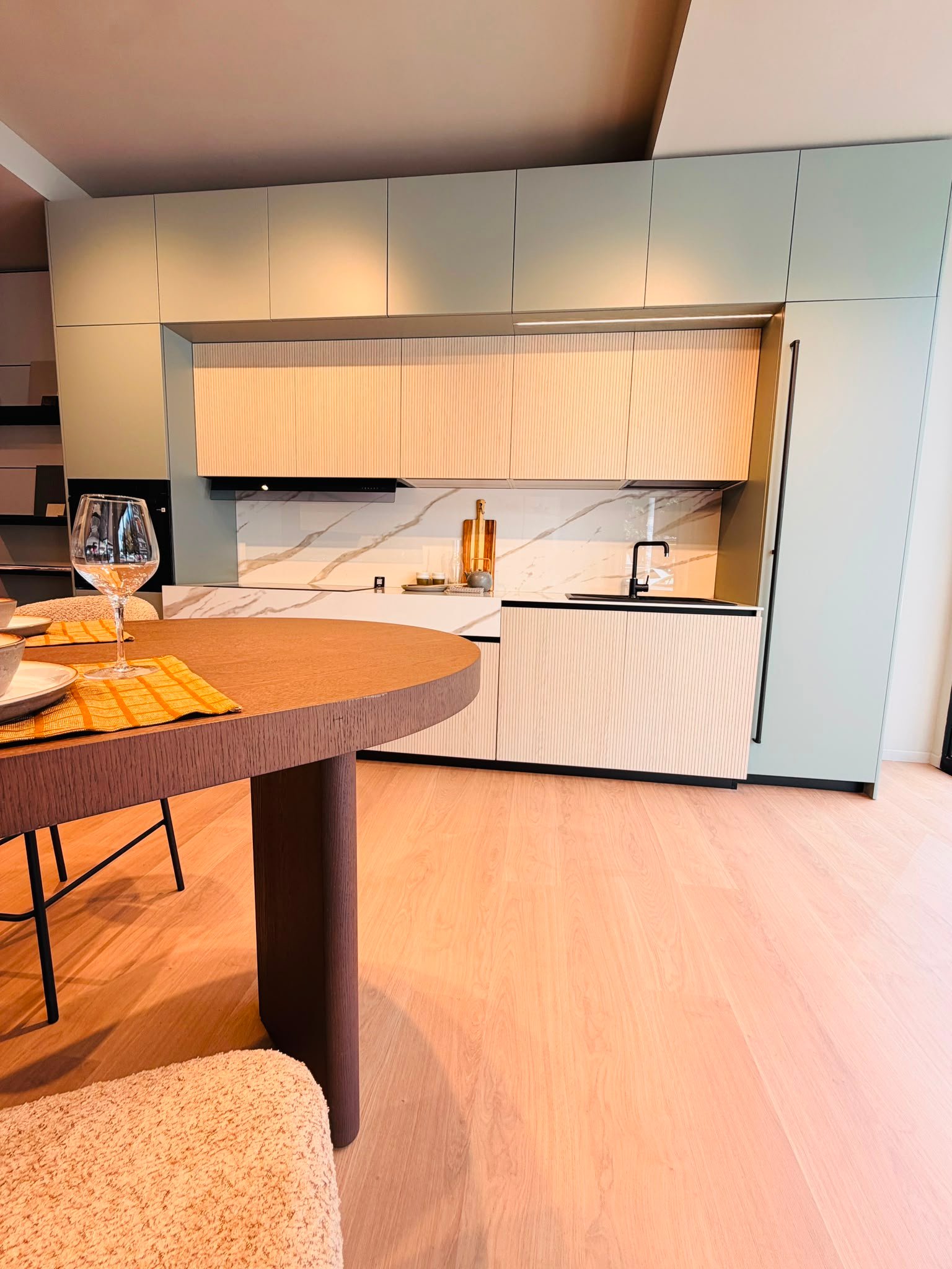 Cucina Arredo 3 modello Kalì verde salvia in esposizione nello showroom Home & Design a Roma