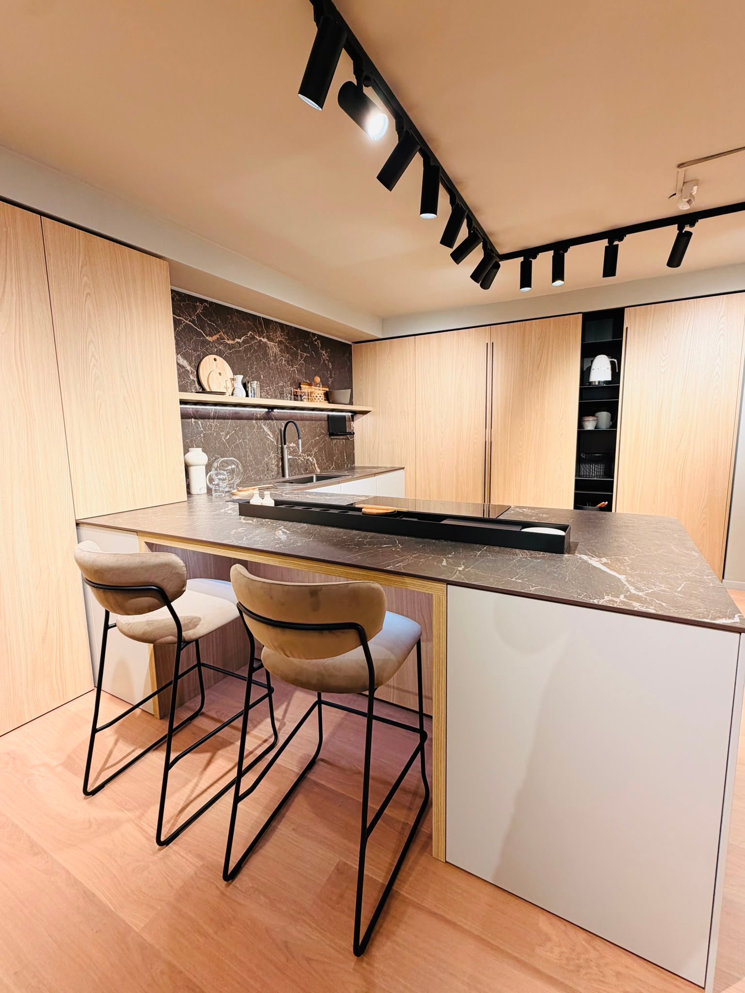 Cucina Arredo 3 con penisola in legno e top effetto marmo showroom Roma