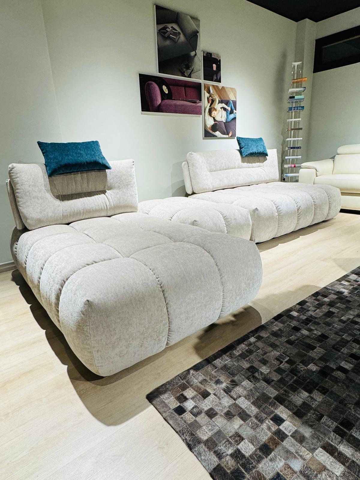 Divano Nicoletti Boogie modulare in tessuto panna con moduli isola, showroom Roma