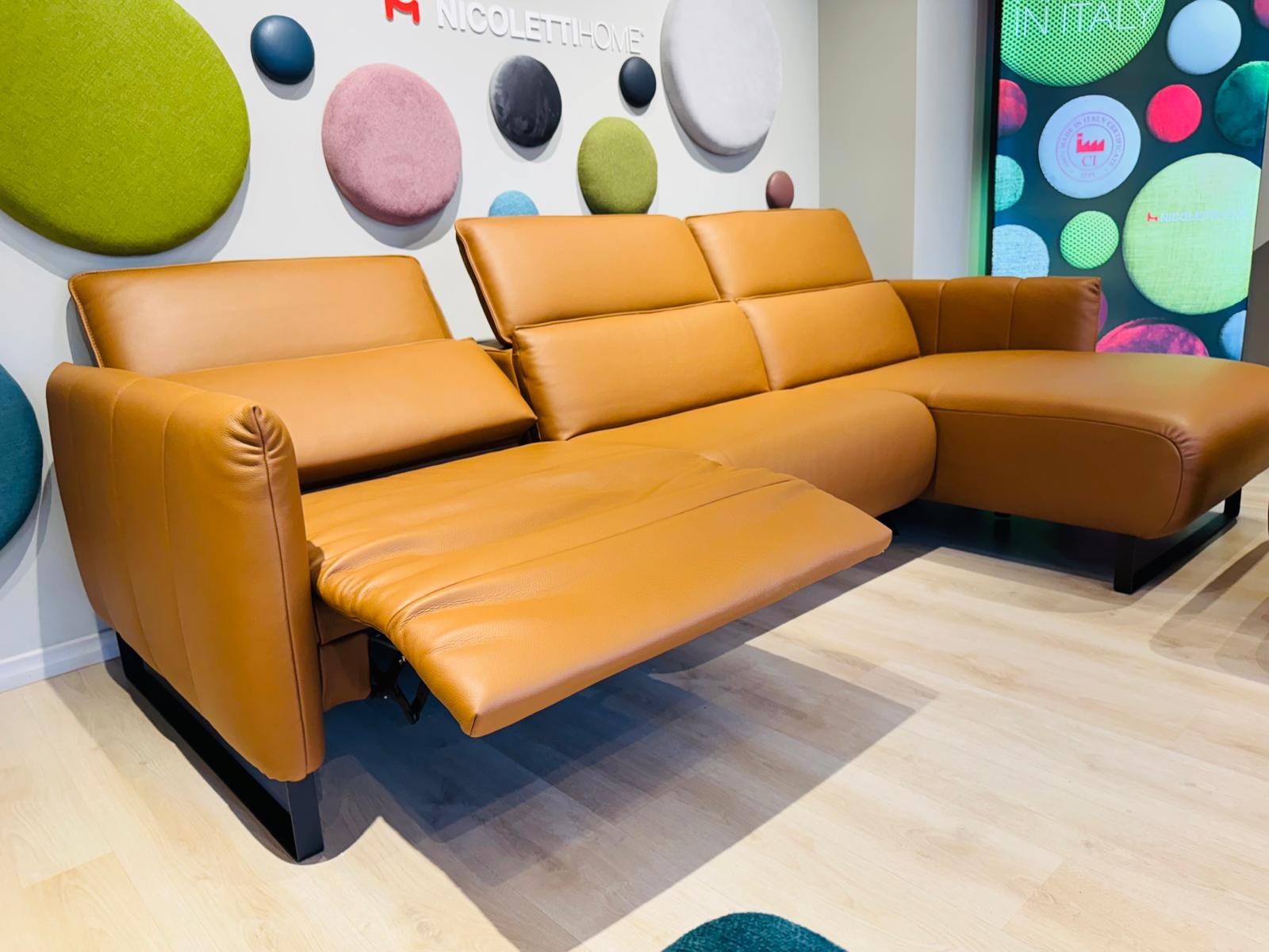 Divano Nicoletti Country in pelle cognac con meccanismo relax elettrico aperto, showroom Roma