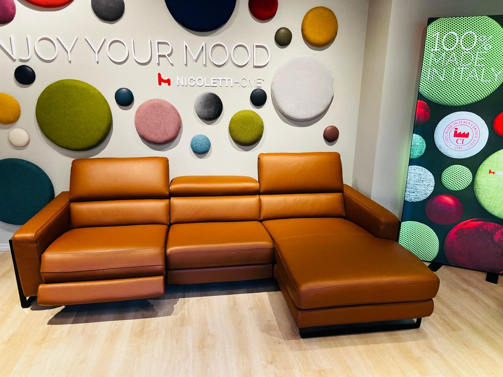 Divano Nicoletti Cubic in pelle cognac con chaise longue e poggiatesta reclinabili, showroom Roma