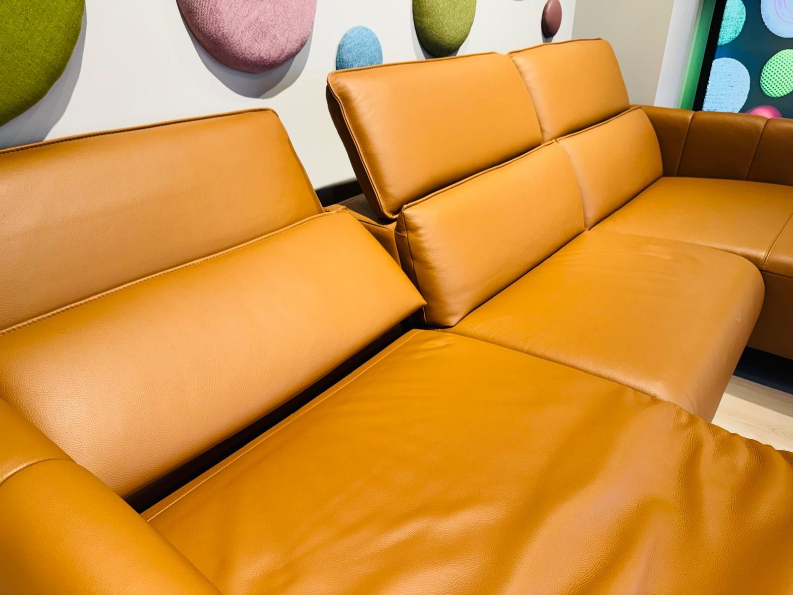 Dettaglio della pelle cognac di un divano Nicoletti con cuciture a vista, showroom Roma