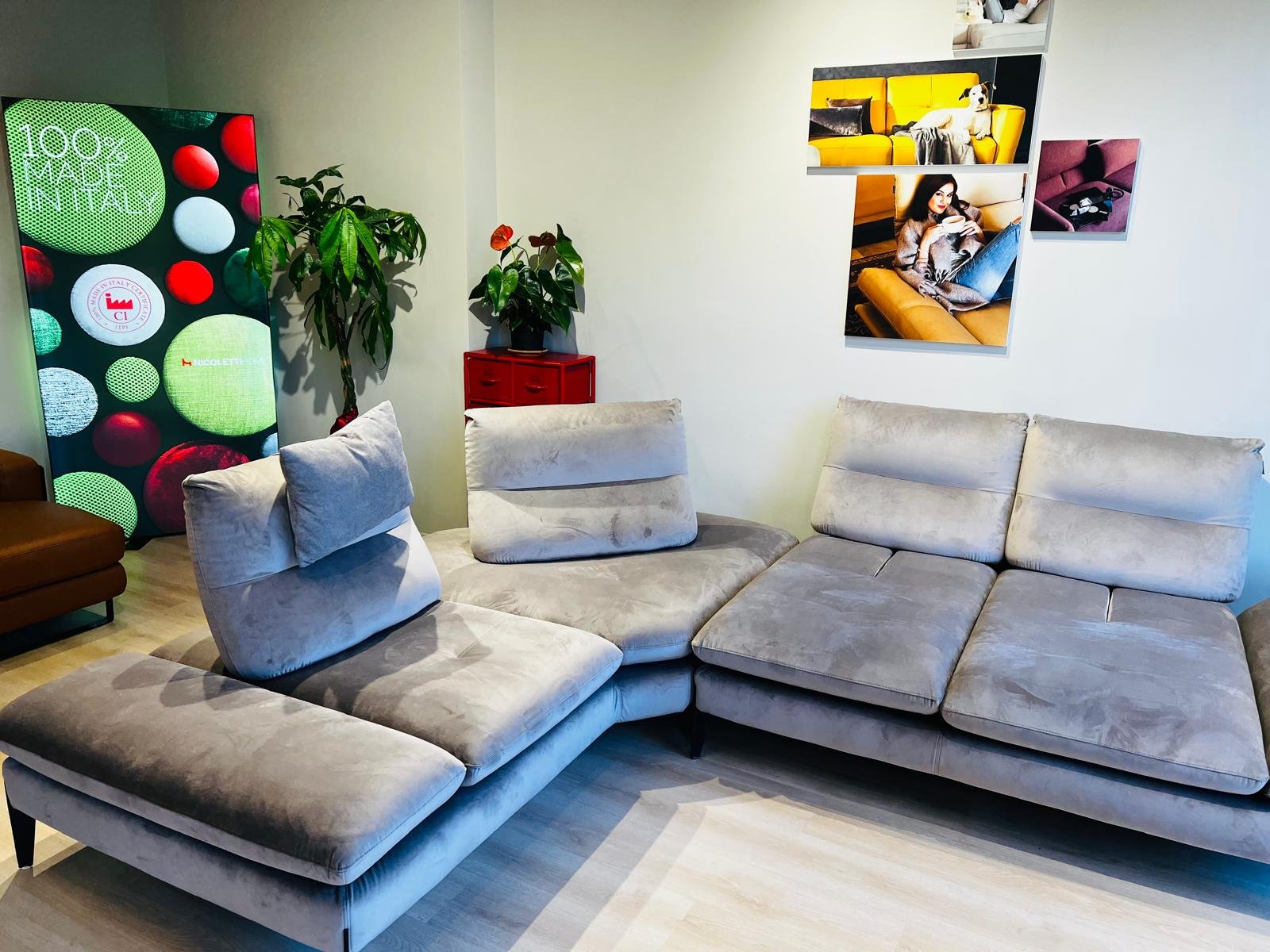 Divano Nicoletti Monnalisa angolare in velluto grigio con schienali liberi, showroom Roma