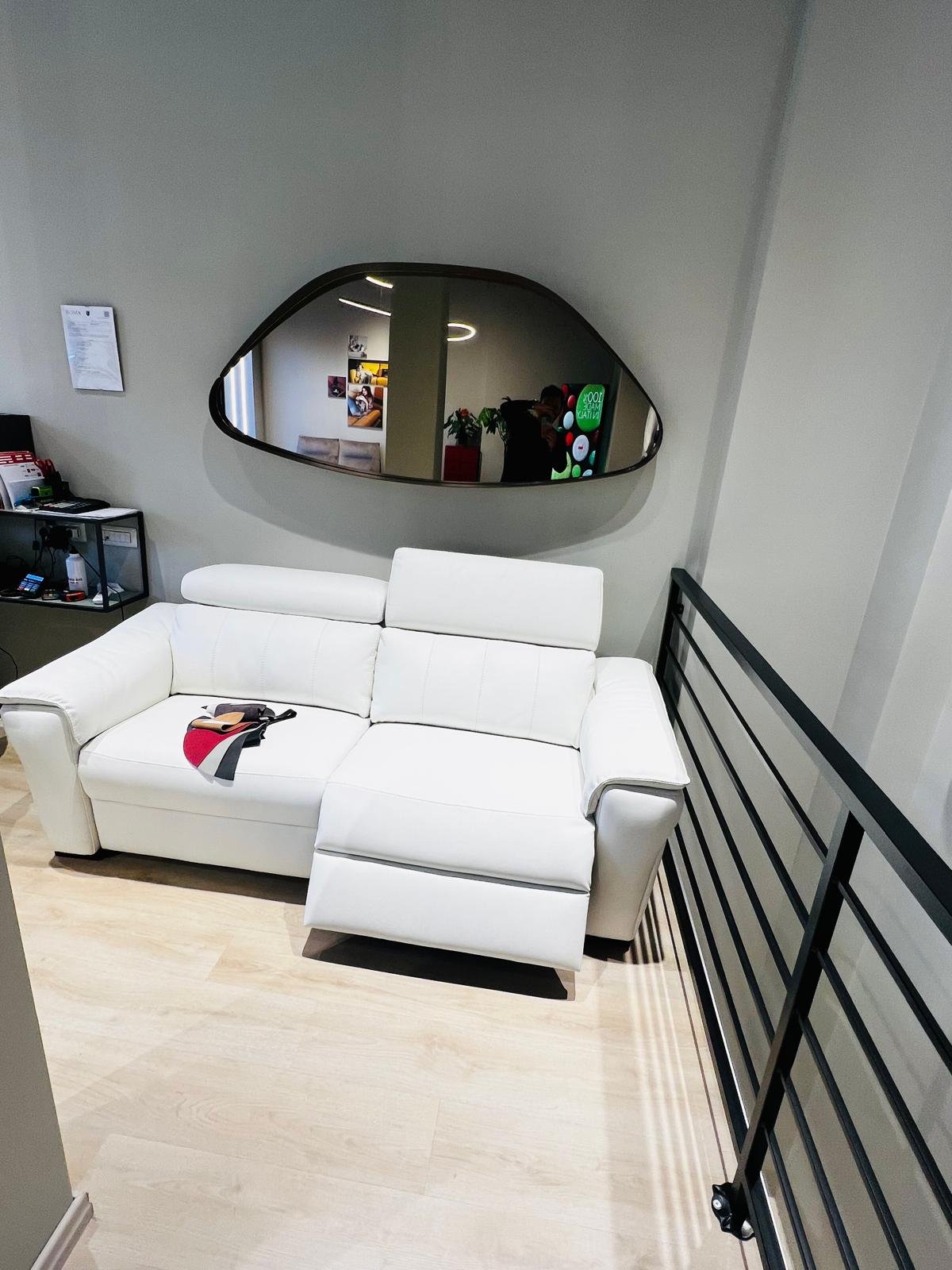 Divano Nicoletti Seattle due posti in pelle bianca con relax elettrico, showroom Roma