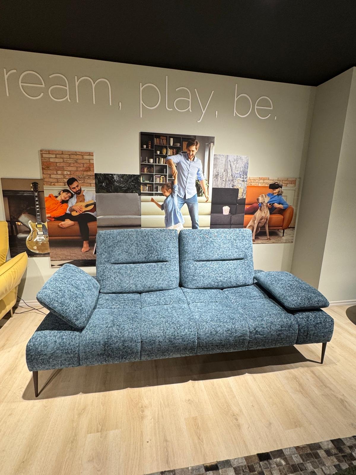 Divano Nicoletti Soul in tessuto blu melange con braccioli regolabili, showroom Roma