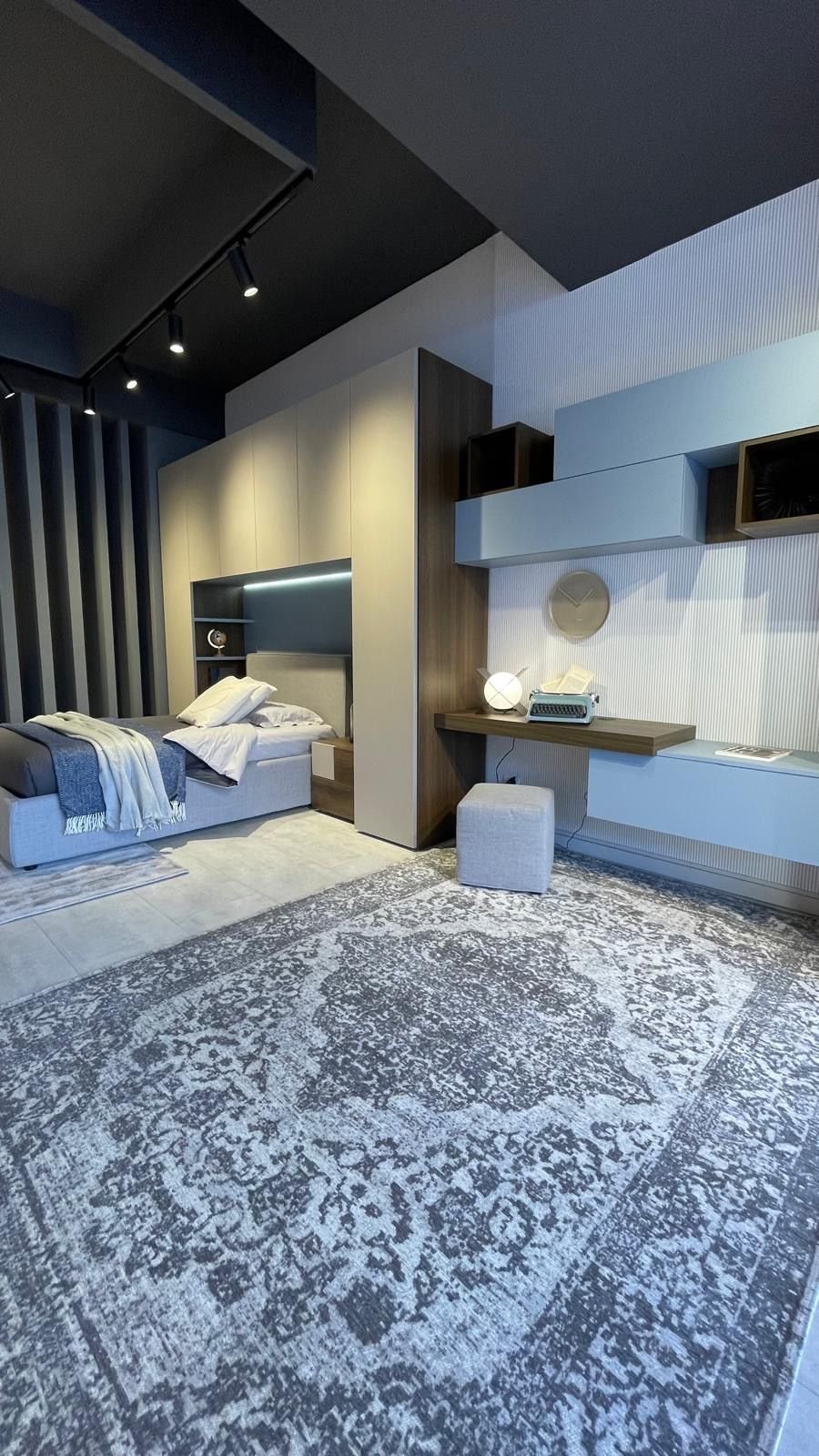 Cameretta a ponte moderna a Roma, showroom Home & Design