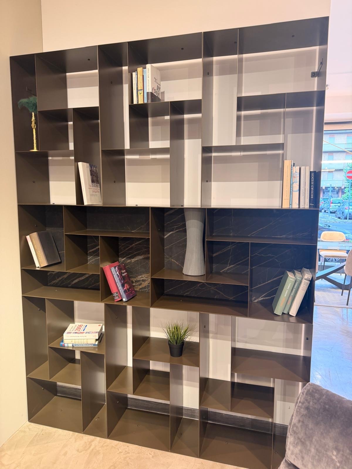 Libreria Atena di Bontempi Casa, struttura modulare a giorno, nello showroom Home & Design di Largo Valtournanche 30 a Roma