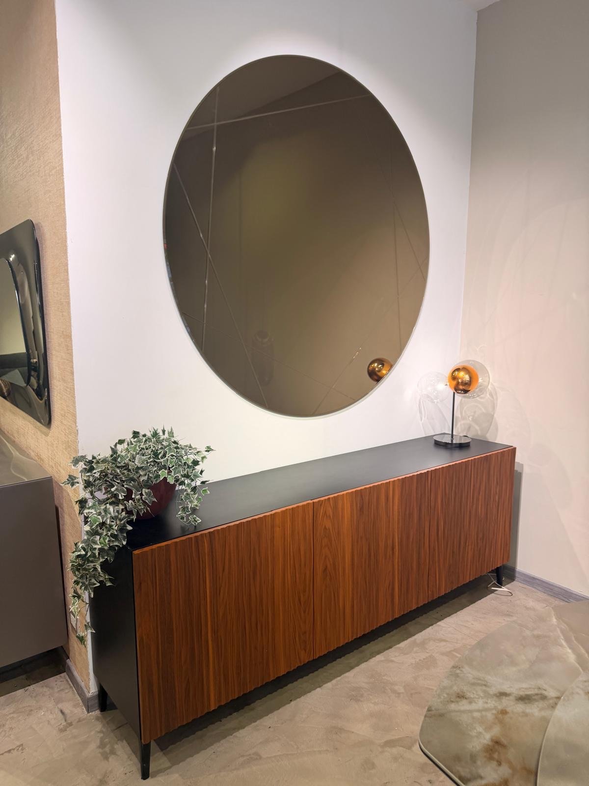 Madia Musa di Bontempi Casa in legno noce con specchio tondo retroilluminato, nello showroom Home & Design di Largo Valtournanche 30 a Roma