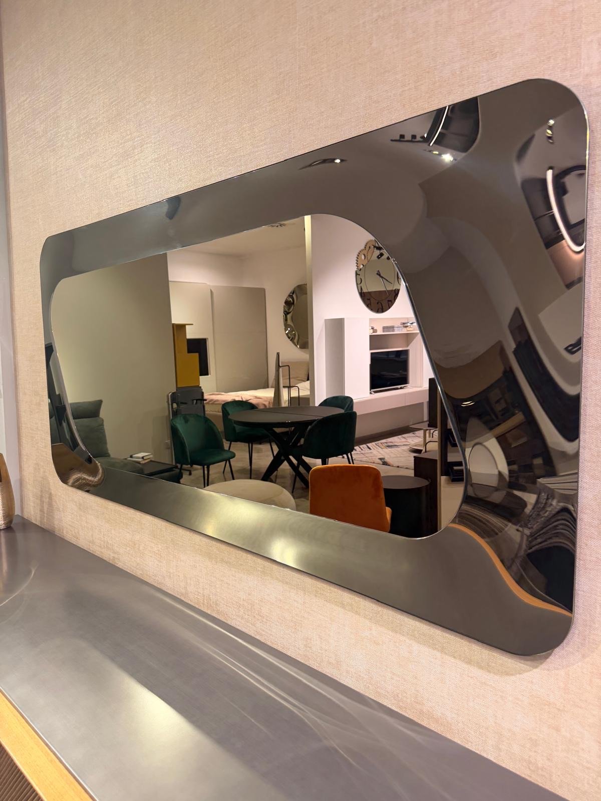Specchio Focus di Bontempi Casa in finitura bronzo, esposto nello showroom Home & Design di Largo Valtournanche 30 a Roma