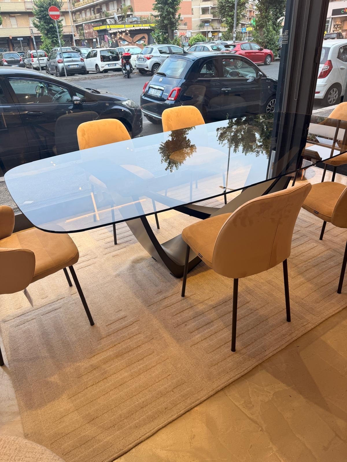 Tavolo Bach di Bontempi Casa con piano in vetro e sedie in velluto senape, nello showroom Home & Design di Largo Valtournanche 30 a Roma
