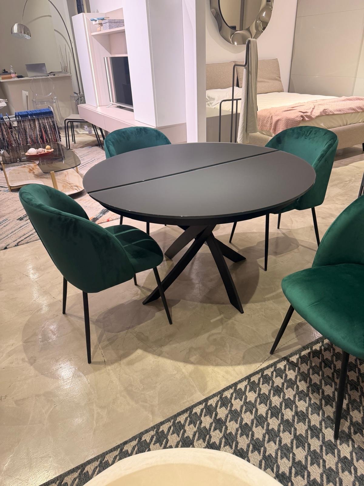 Tavolo Barone di Bontempi Casa con sedie in velluto verde, esposto nello showroom Home & Design di Largo Valtournanche 30 a Roma
