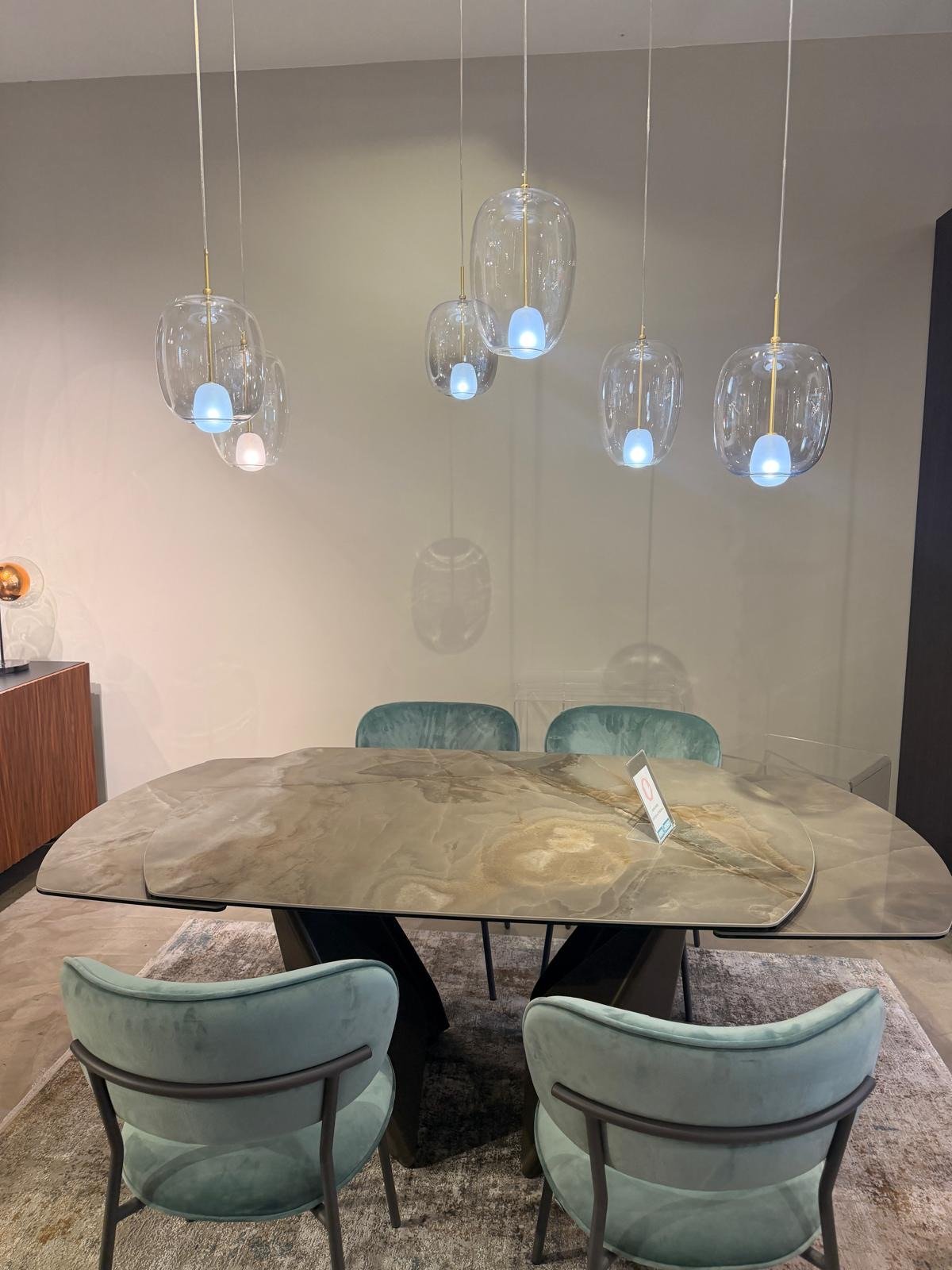 Tavolo Kaleido di Bontempi Casa con sedie Sienna e lampadario Blow, nello showroom Home & Design di Largo Valtournanche 30 a Roma