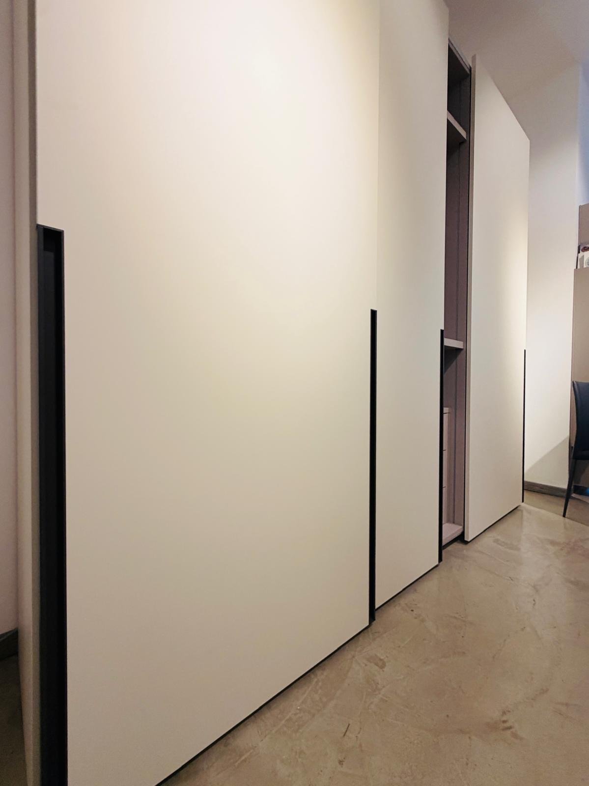 Armadio Orme con ante scorrevoli bianche e profilo nero, esposto nello showroom Home & Design di Largo Valtournanche 30 a Roma