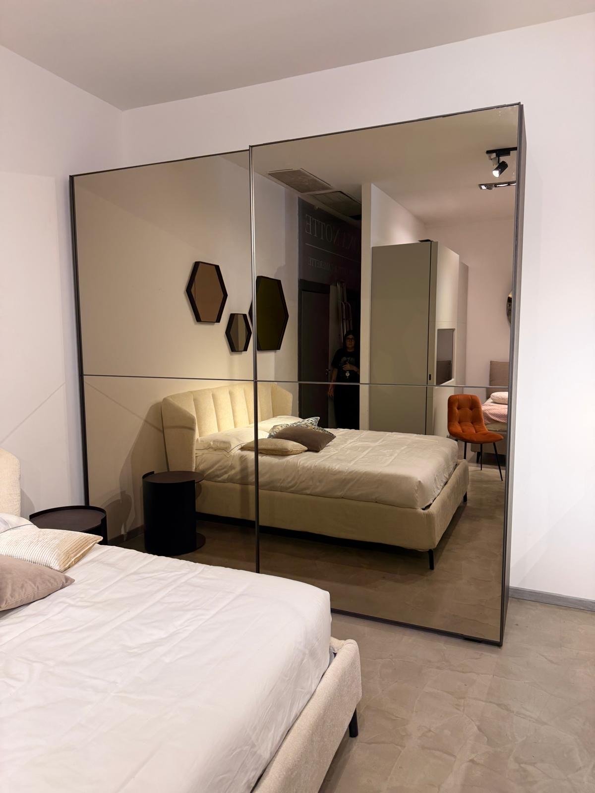 Armadio Orme con ante scorrevoli a specchio in camera da letto, nello showroom Home & Design di Largo Valtournanche 30 a Roma
