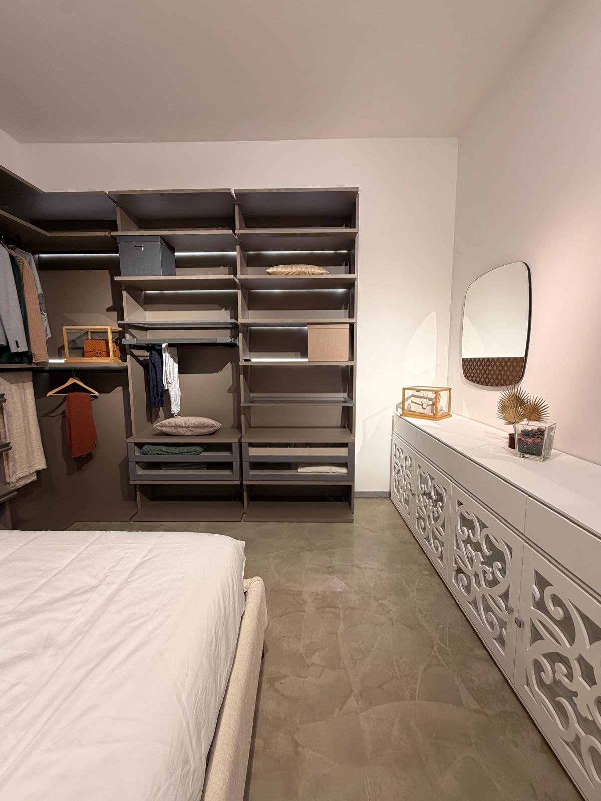 Cabina armadio Orme a giorno con comò e letto, allestita nello showroom Home & Design di Largo Valtournanche 30 a Roma