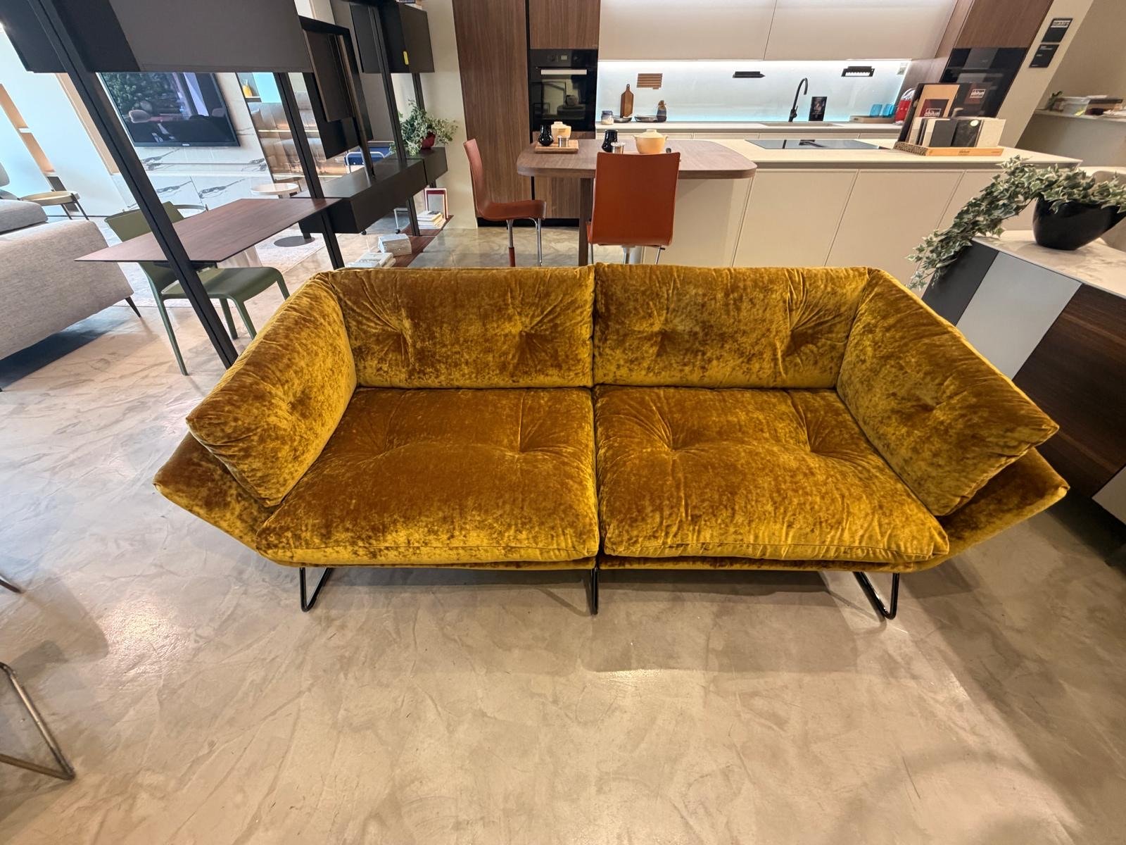 Divano Saba in velluto giallo ocra con base in metallo, esposto nello showroom Home & Design di Largo Valtournanche 30 a Roma