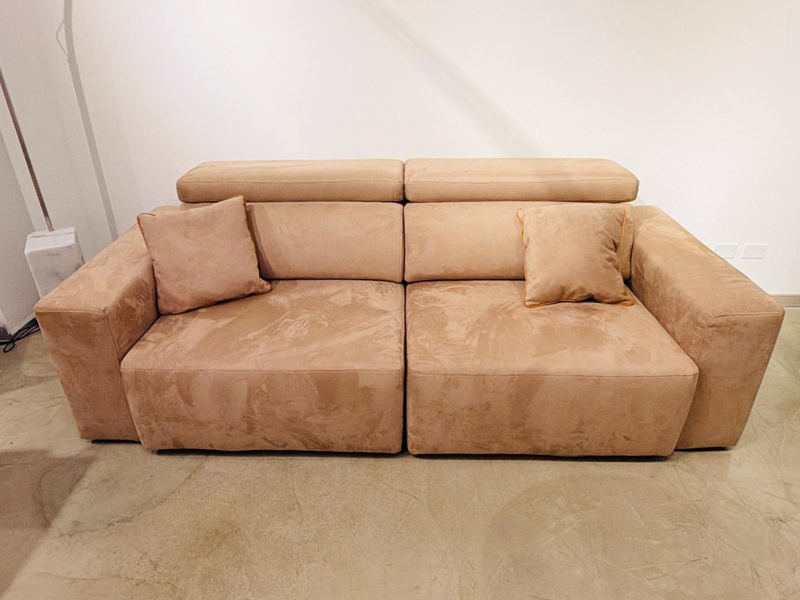 Divano Best di Samoa in tessuto cipria con poggiatesta reclinabili, nello showroom Home & Design di Largo Valtournanche 30 a Roma