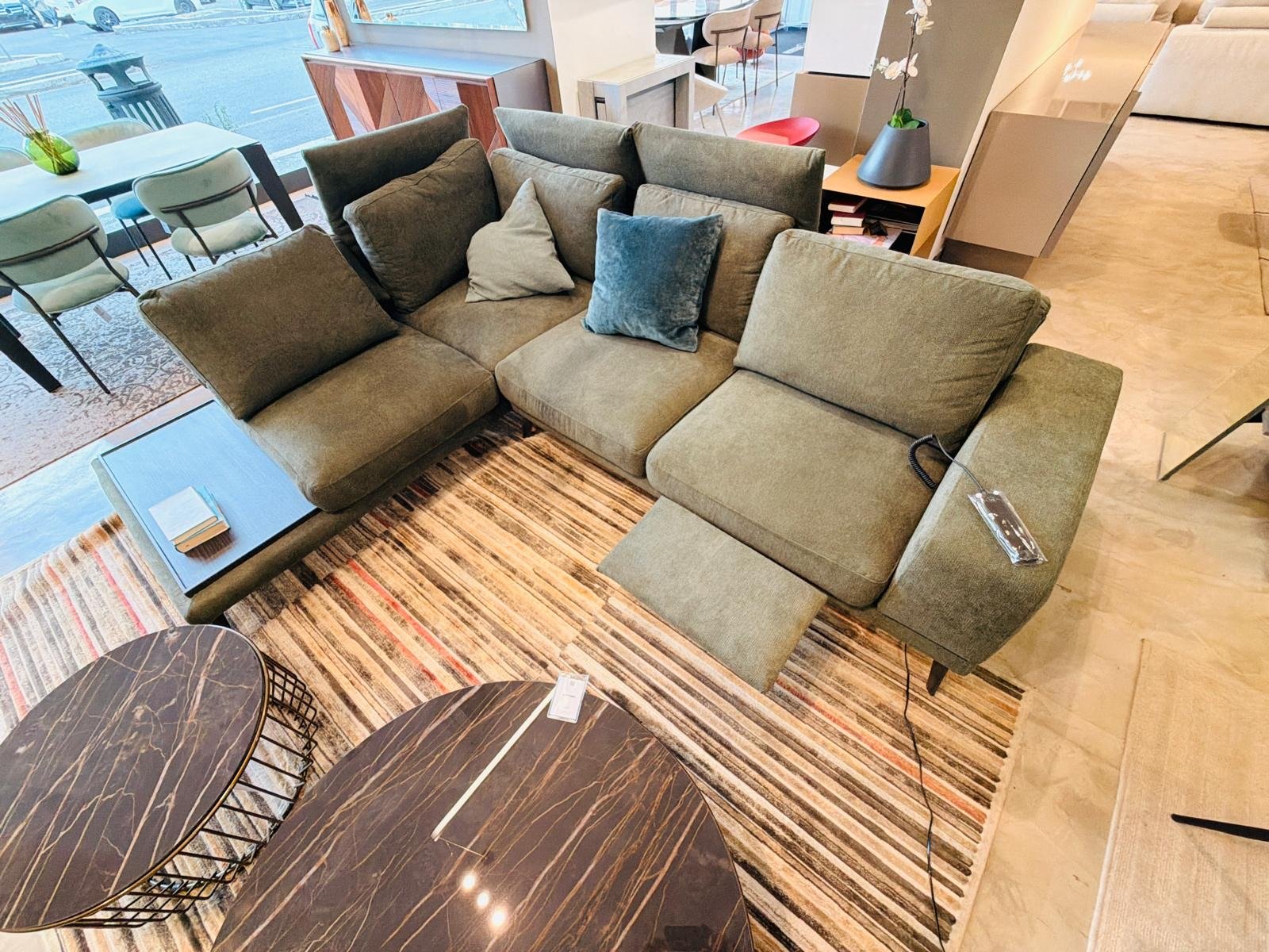 Divano Jack di Samoa, angolare in tessuto verde con meccanismo relax, nello showroom Home & Design di Largo Valtournanche 30 a Roma