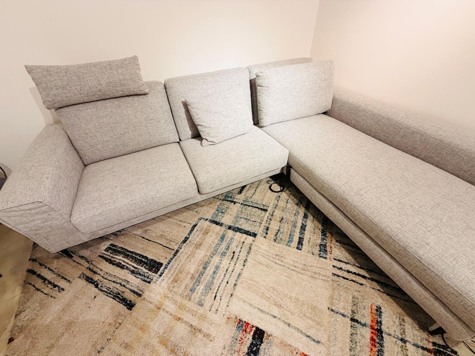 Divano Peppy di Samoa, angolare con chaise longue in tessuto grigio chiaro, nello showroom Home & Design di Largo Valtournanche 30 a Roma